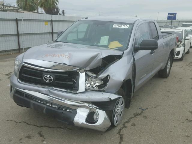 5TFRY5F19DX142387 - 2013 TOYOTA TUNDRA DOU SILVER photo 2