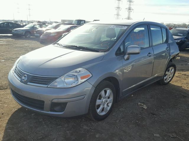 3N1BC13E68L378631 - 2008 NISSAN VERSA S GRAY photo 2