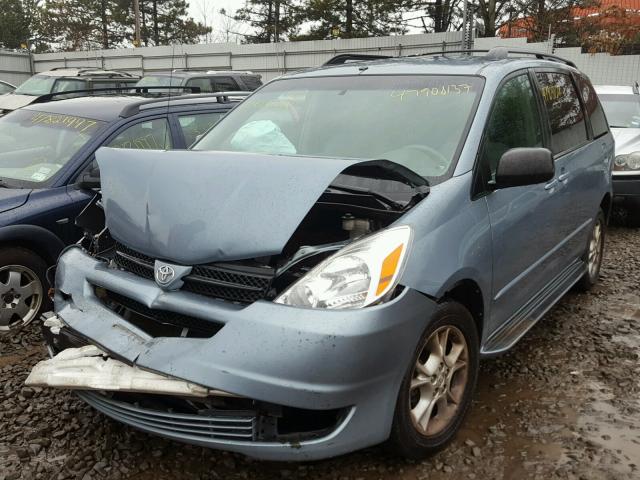 5TDBA23C44S022125 - 2004 TOYOTA SIENNA LE BLUE photo 2