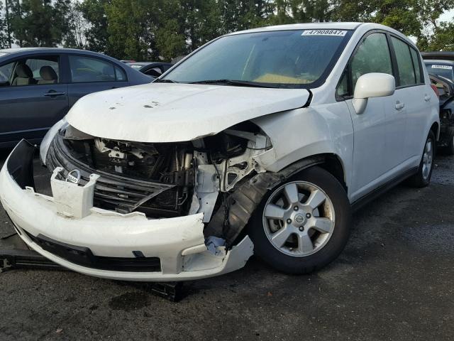 3N1BC13E69L408888 - 2009 NISSAN VERSA S WHITE photo 2