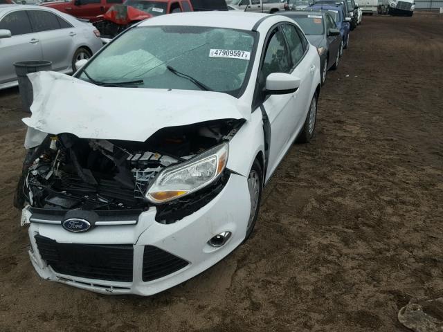 1FAHP3F26CL218980 - 2012 FORD FOCUS SE WHITE photo 2