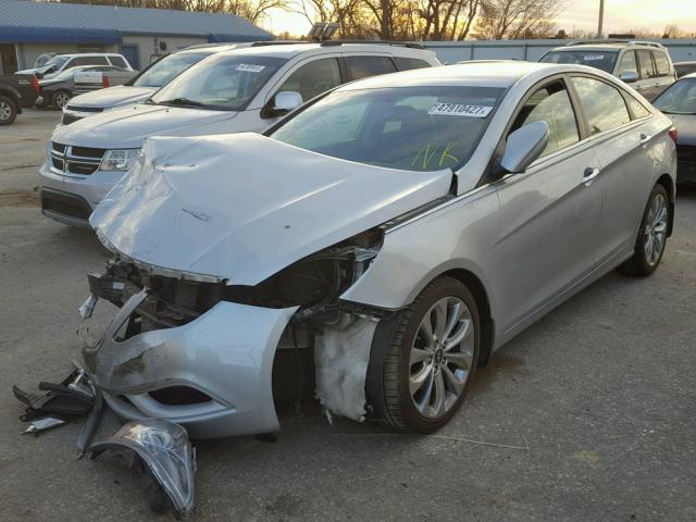 5NPEC4AC0DH772228 - 2013 HYUNDAI SONATA SE SILVER photo 2