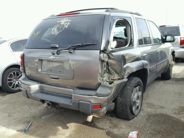 1GNDT13S852376394 - 2005 CHEVROLET TRAILBLAZE GRAY photo 4