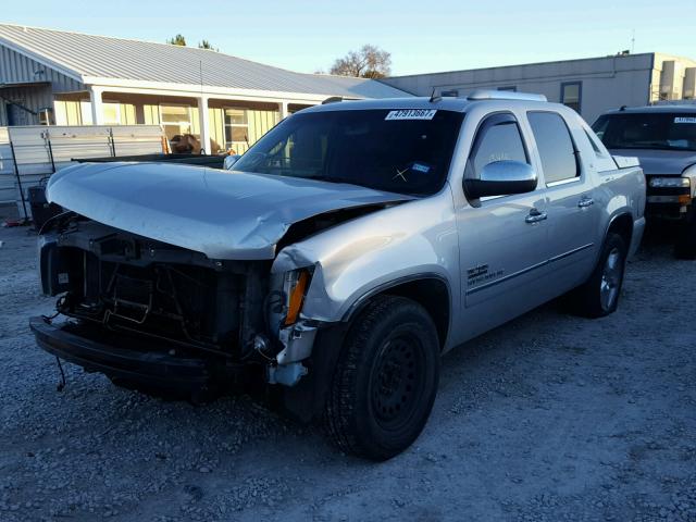 3GNMCFE00BG143430 - 2011 CHEVROLET AVALANCHE 银色 照片 2