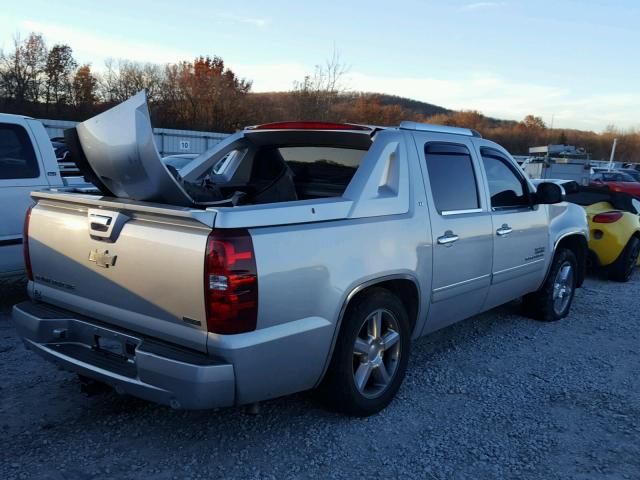 3GNMCFE00BG143430 - 2011 CHEVROLET AVALANCHE 银色 照片 4