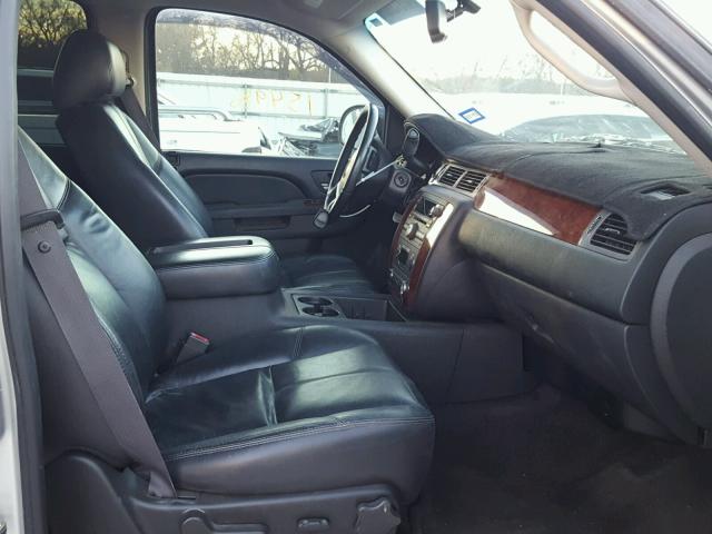 3GNMCFE00BG143430 - 2011 CHEVROLET AVALANCHE 银色 照片 5