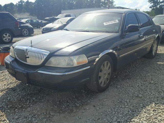 1LNHM83W74Y657290 - 2004 LINCOLN TOWN CAR U BLACK photo 2