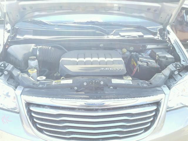 2C4RC1CG5DR683113 - 2013 CHRYSLER TOWN & COU SILVER photo 7