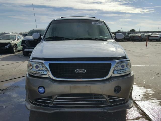 1FMRU17L11LA23624 - 2001 FORD EXPEDITION WHITE photo 9