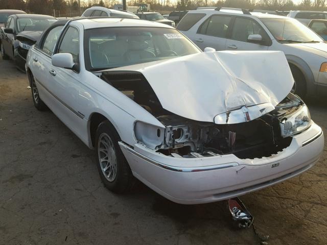 1LNHM82W12Y621111 - 2002 LINCOLN TOWN CAR S WHITE photo 1