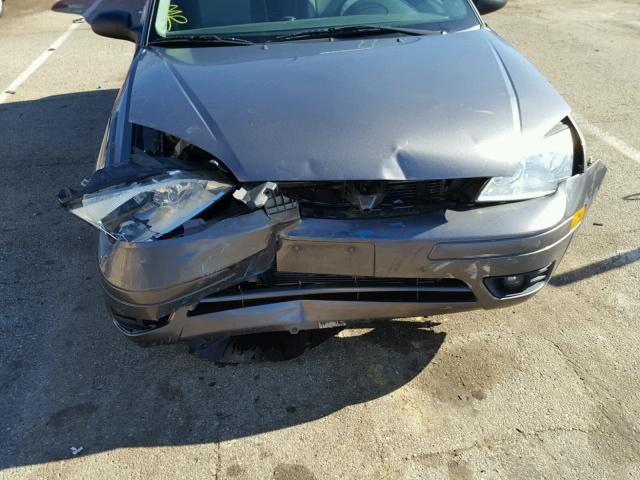 1FAHP34N27W260967 - 2007 FORD FOCUS ZX4 GRAY photo 9