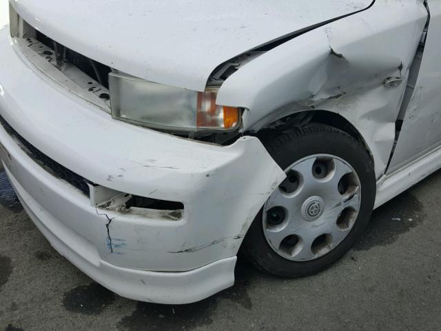 JTLKT334250214130 - 2005 TOYOTA SCION XB WHITE photo 9