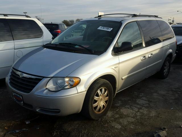 2A4GP54L77R213601 - 2007 CHRYSLER TOWN & COU SILVER photo 2