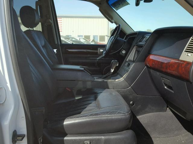 5LMFU27R03LJ20875 - 2003 LINCOLN NAVIGATOR Biały zdjęcie 5