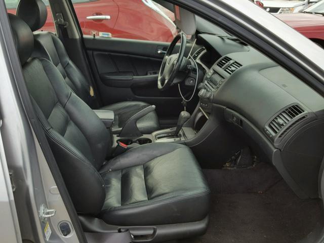 JHMCM568X4C027852 - 2004 HONDA ACCORD EX SILVER photo 5