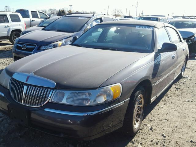 1LNFM82W1WY624121 - 1998 LINCOLN TOWN CAR S GRAY photo 2