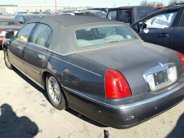 1LNFM82W1WY624121 - 1998 LINCOLN TOWN CAR S GRAY photo 3