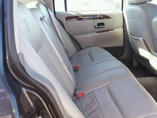1LNFM82W1WY624121 - 1998 LINCOLN TOWN CAR S GRAY photo 6