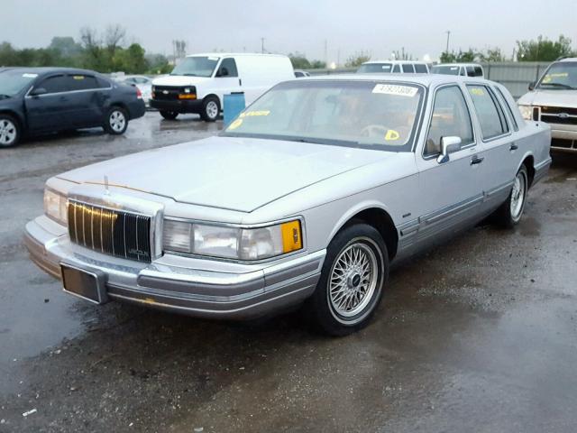 1LNLM83FXLY692527 - 1990 LINCOLN TOWN CAR C WHITE photo 2