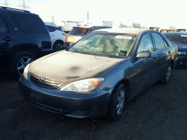 4T1BE32K02U630019 - 2002 TOYOTA CAMRY LE CHARCOAL photo 2