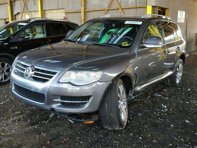 WVGMB77L48D043356 - 2008 VOLKSWAGEN TOUAREG 2 GRAY photo 2