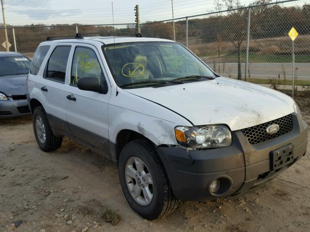 1FMYU93165DA22726 - 2005 FORD ESCAPE XLT WHITE photo 1