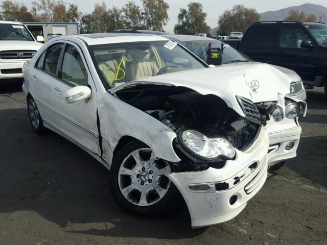 WDBRF61JX5F602455 - 2005 MERCEDES-BENZ C 240 WHITE photo 1