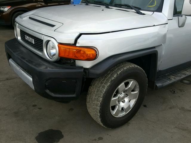 JTEBU11F88K021678 - 2008 TOYOTA FJ CRUISER SILVER photo 9