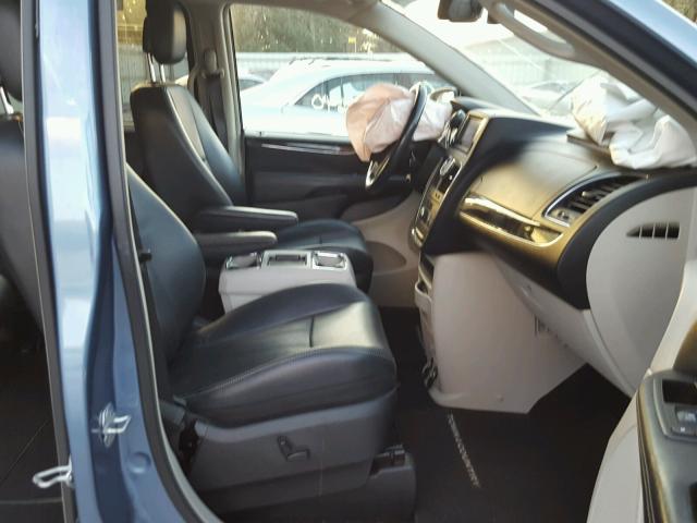 2A4RR8DG4BR780302 - 2011 CHRYSLER TOWN & COU BLUE photo 5