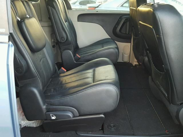 2A4RR8DG4BR780302 - 2011 CHRYSLER TOWN & COU BLUE photo 6