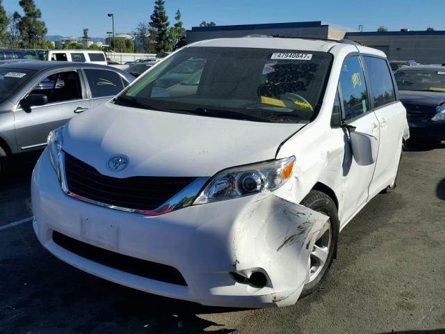 5TDKK3DC2DS402470 - 2013 TOYOTA SIENNA LE WHITE photo 2