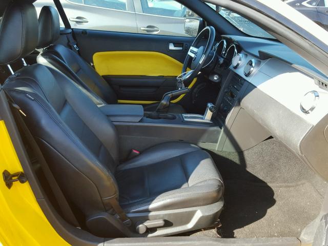 1ZVHT84NX65221077 - 2006 FORD MUSTANG YELLOW photo 5