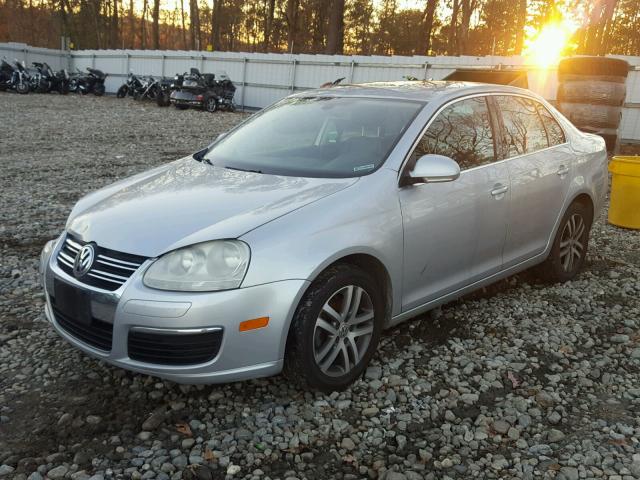 3VWSG71K75M636736 - 2005 VOLKSWAGEN NEW JETTA SILVER photo 2