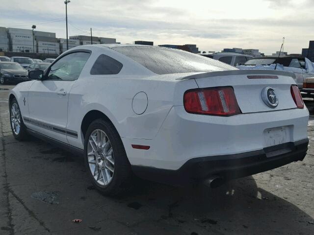 1ZVBP8AM1C5210213 - 2012 FORD MUSTANG WHITE photo 3