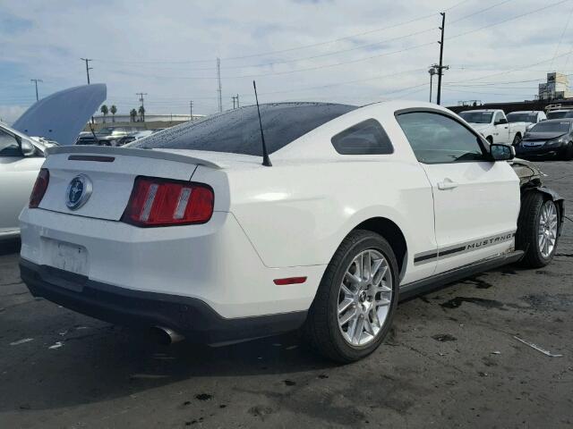 1ZVBP8AM1C5210213 - 2012 FORD MUSTANG WHITE photo 4