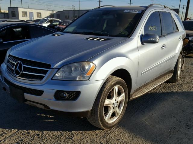 4JGBB86E57A228421 - 2007 MERCEDES-BENZ ML 350 SILVER photo 2