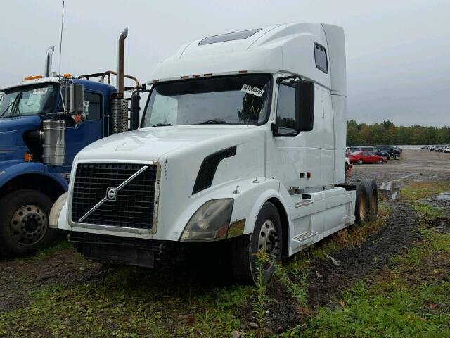 4V4NC9TJX7N438936 - 2007 VOLVO VN VNL WHITE photo 2