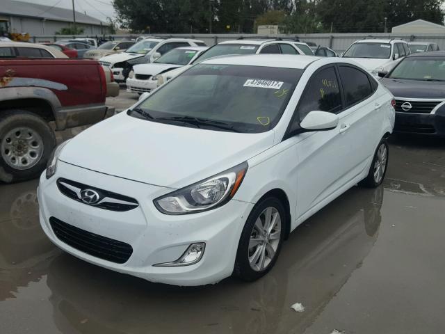 KMHCU4AE4DU382028 - 2013 HYUNDAI ACCENT GLS WHITE photo 2