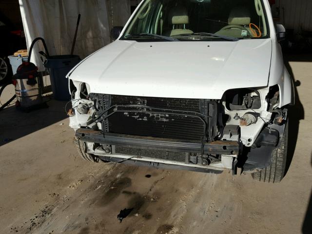 1FMCU93185KA41560 - 2005 FORD ESCAPE XLT WHITE photo 9