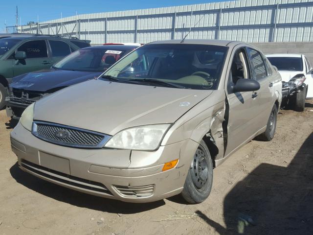 1FAFP34NX6W128822 - 2006 FORD FOCUS ZX4 GOLD photo 2