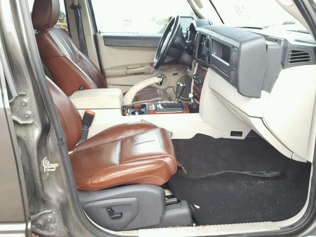 1J8HG58236C129528 - 2006 JEEP COMMANDER GRAY photo 5