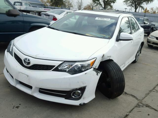 4T1BK1FK1EU543113 - 2014 TOYOTA CAMRY SE WHITE photo 2