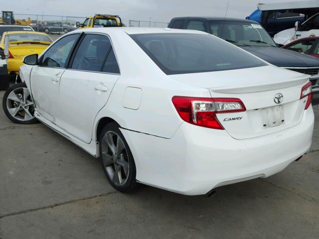 4T1BK1FK1EU543113 - 2014 TOYOTA CAMRY SE WHITE photo 3