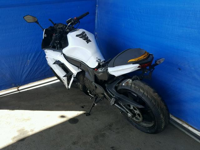 JKAEXEE11DDA09768 - 2013 KAWASAKI EX650 E WHITE photo 3