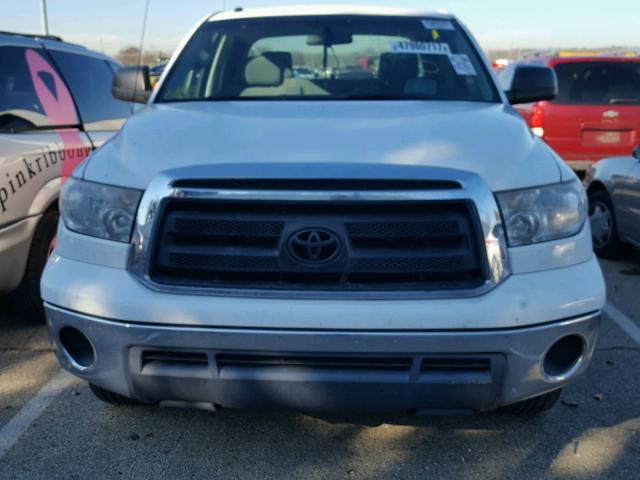 5TFRY5F10AX079112 - 2010 TOYOTA TUNDRA DOU WHITE photo 9