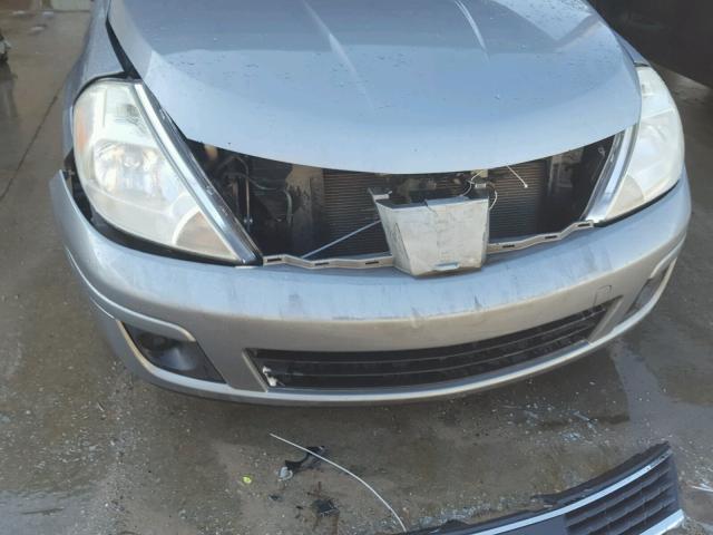 3N1BC13EX9L377709 - 2009 NISSAN VERSA S GRAY photo 9