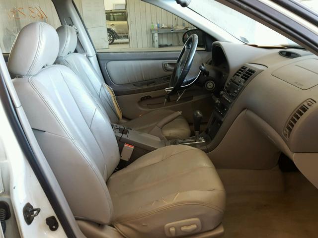 JN1CA31A61T316993 - 2001 NISSAN MAXIMA GXE WHITE photo 5