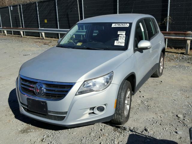 WVGAV7AX0AW513995 - 2010 VOLKSWAGEN TIGUAN S SILVER photo 2