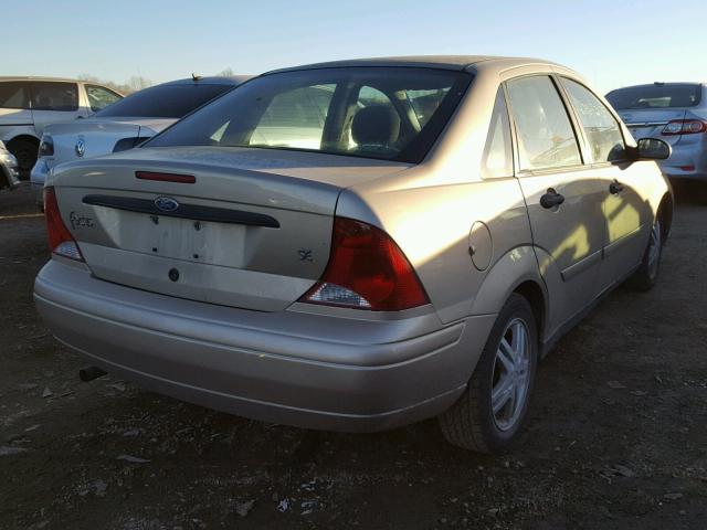 1FAFP34302W167914 - 2002 FORD FOCUS SE SILVER photo 4