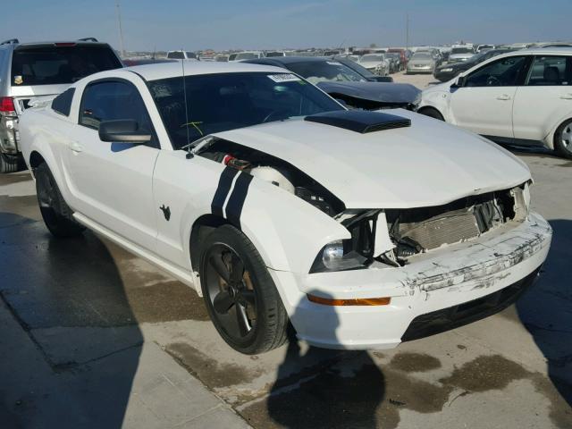 1ZVHT82H995124275 - 2009 FORD MUSTANG GT WHITE photo 1